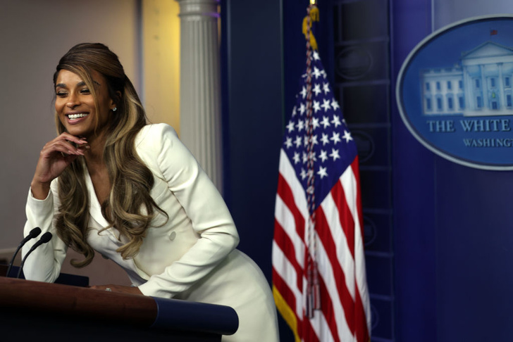 Укладка на миллион и платье-пиджак: Сиара выступила в Белом доме