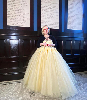 Звезда «Бриджертонов» Никола Кохлан с розовыми тенями и в самом пышном платье «Золотого глобуса-2021»
