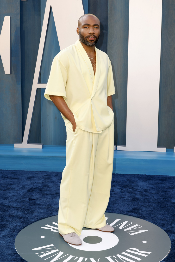 Самый стильный мужчина на «Оскаре-2022»: Дональд Гловер в лимонной пижаме на голое тело