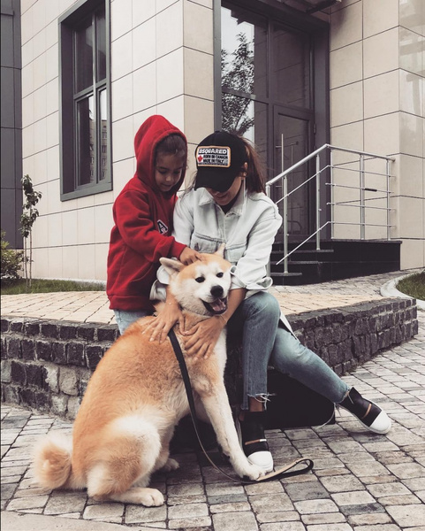 Ани Лорак с дочерью и собакой