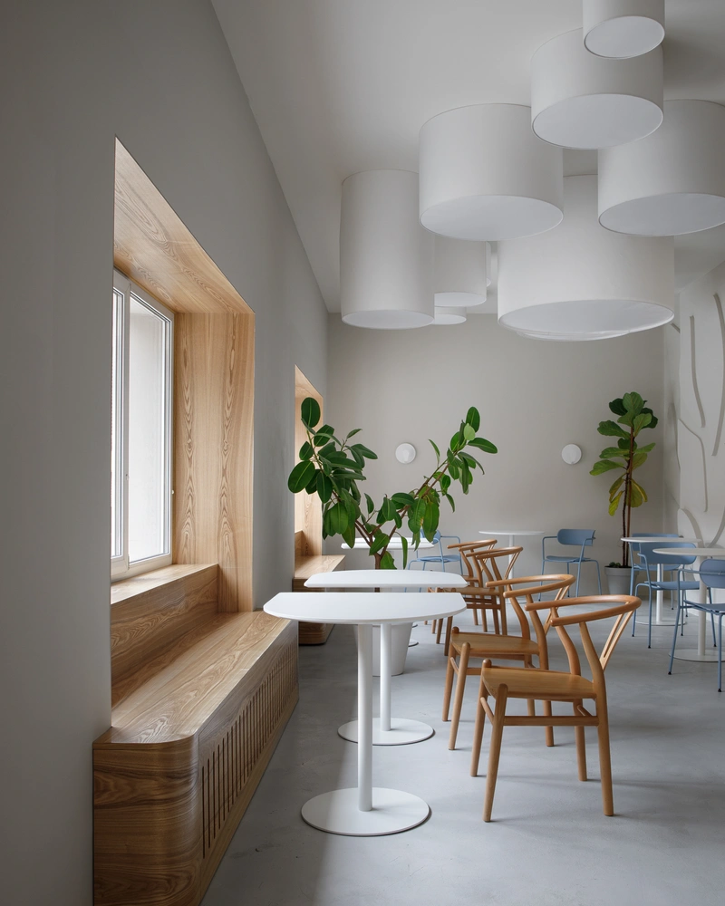 Оформление окон выполнено по индивидуальным эскизам дизайнера в местной столярной мастерской. | Источник: Александр Хом