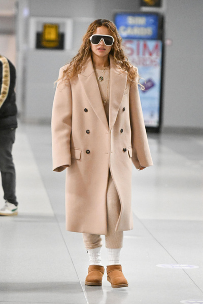 Длинное пальто + короткие угги: повторяем модный образ Риты Оры весной 2023