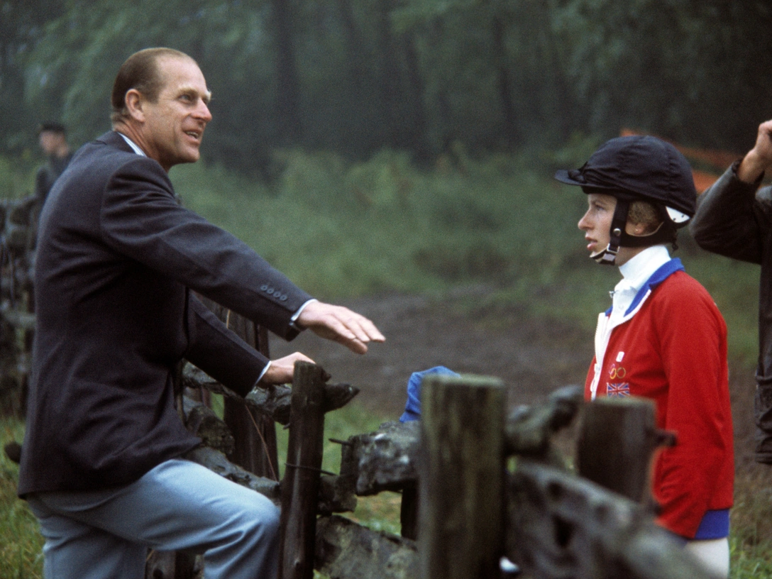Принц Филипп поддерживает свою дочь во время Олимпийских игр в Монреале, 20 июля 1987 | marieclaire.ru