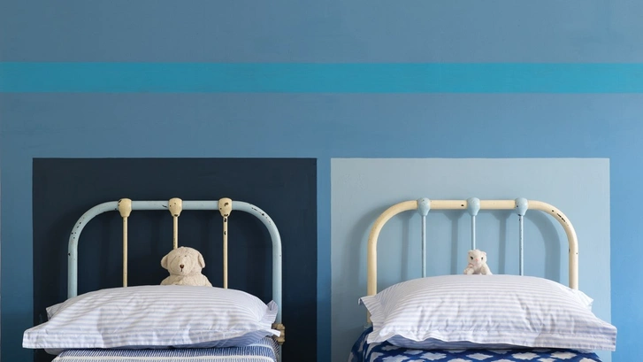 Оттенки St. Giles Blue №280, Cook's Blue № 237, Stiffkey Blue № 281 и Lulworth Blue № 89, все — Farrow & Ball.