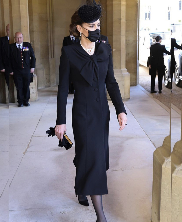 Фото №6 - Кейт Миддлтон в черном платье-пальто и в жемчужном колье на похоронах принца Филиппа