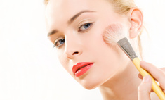 Долой восковую безупречность: главные тренды макияжа в этом сезоне