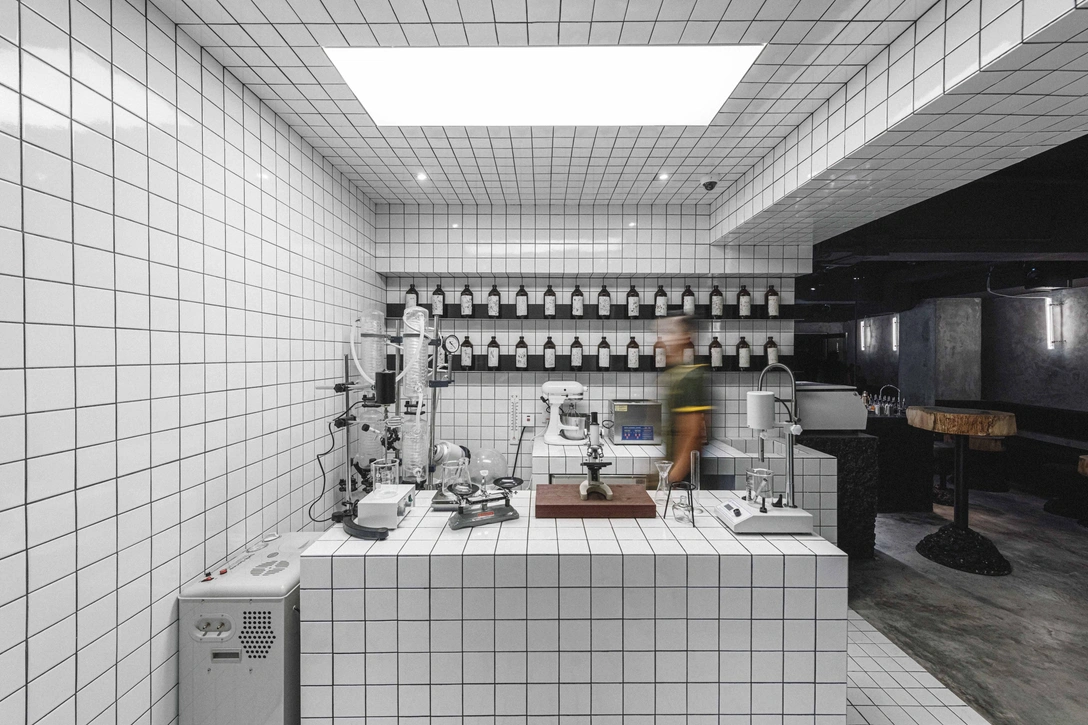 Концептуальный бар Penicillin в Гонконге | Источник: Кевин Мак / 1km Studio