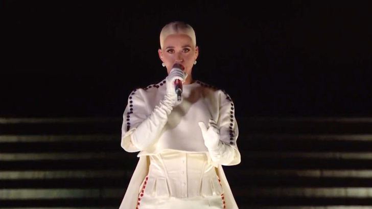 Само совершенство: Кэти Перри в белоснежном платье Thom Browne
