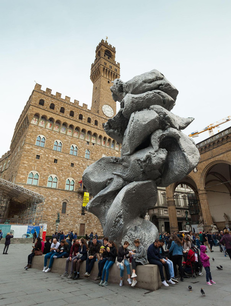 Максим Галкин о новой скульптуре на Болотной площади: «Выглядит как стопка не очень аккуратного дерьма»