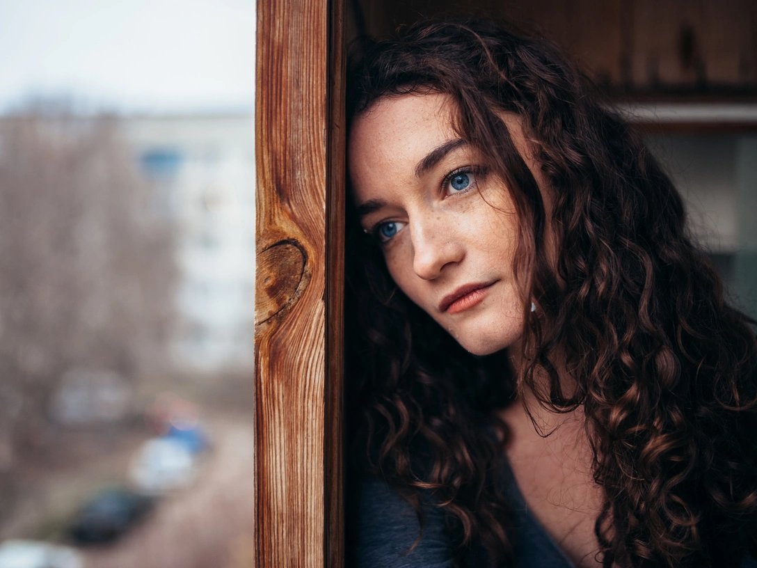 «Серая мышка»: 7 женских привычек, которые выдают неуверенность в себе | marieclaire.ru