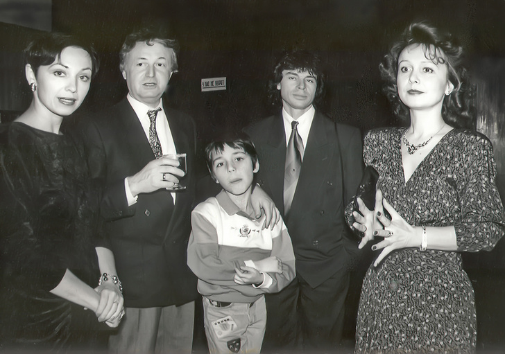 Родион Газманов с отцом и матерью (справа)