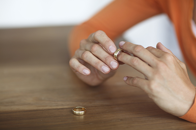 Кольца, платье и фата: куда деть свадебные вещи после развода