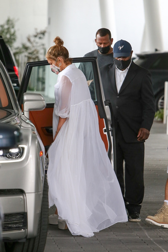 Похоже на свадьбу: Джей Ло в платье невесты выходит из отеля с женихом