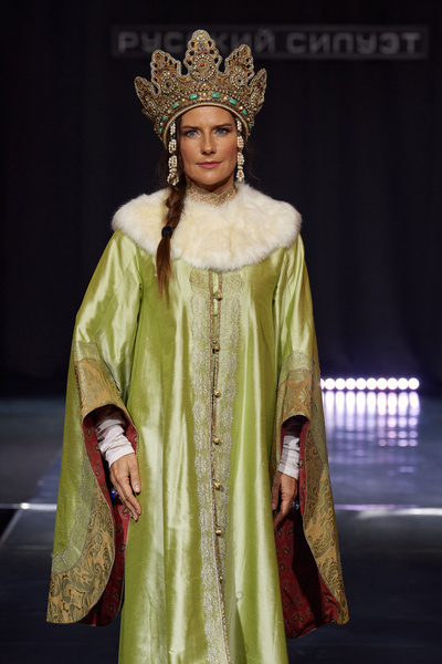Кабы я была царица: Шацкая, Меськова и другие звезды приняли участие в показе подлинных костюмов 16 века на вечере фонда «Русский Силуэт»