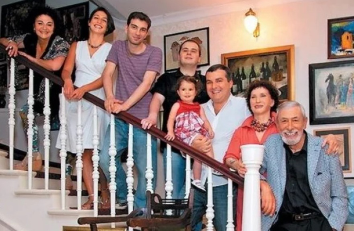 Вахтанг Кикабидзе с семьей