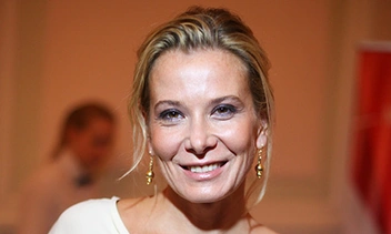 47-летняя Высоцкая показала идеальные ноги в кружевном мини