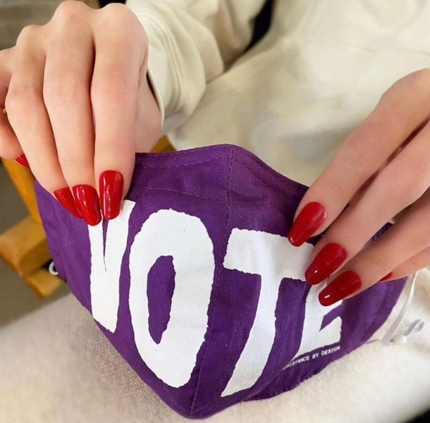 Красный маникюр: Селена Гомес показала самый модный оттенок лака для ногтей на зиму 2023