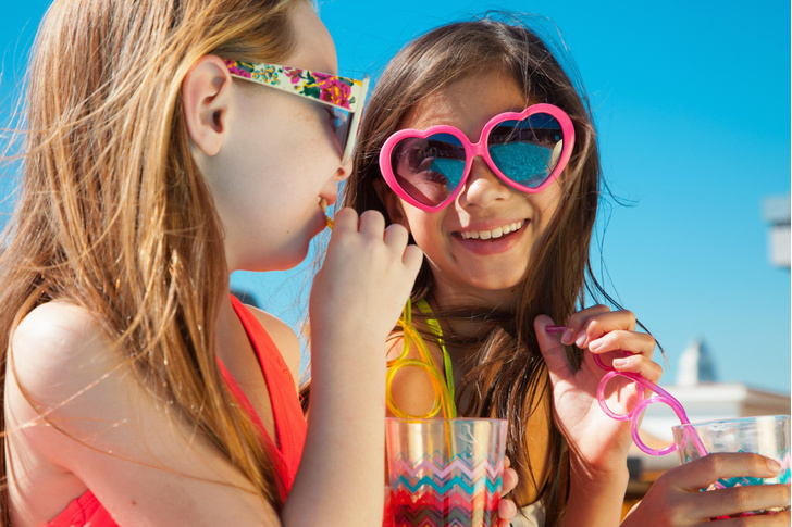 Офтальмолог рассказала, зачем детям нужны солнцезащитные очки из пластика