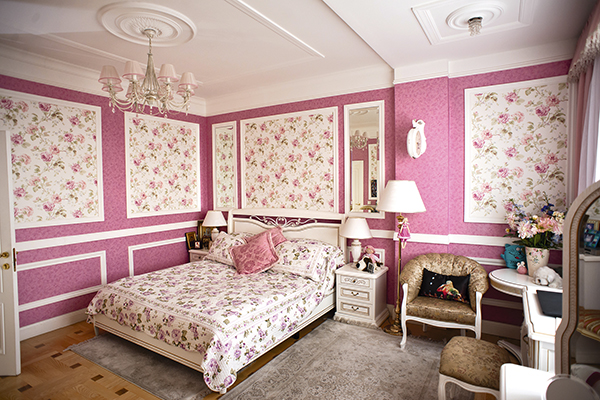 «Спальню оформила в розовых тонах. Считаю, что девочкам в этом цвете комфортно», – говорит Ирина
