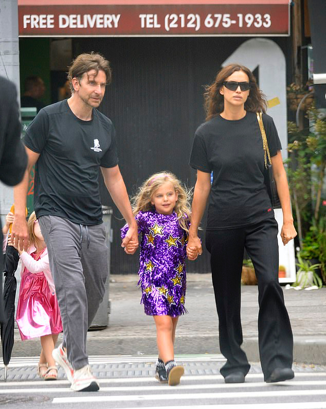 Семейный выход: Ирина Шейк и Брэдли Купер гуляют с дочерью Леей, обнимаясь на улицах Нью-Йорка♥️
