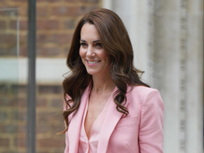 Двойной розовый удар: Кейт блеснула нарядами на свадьбе принца Иордании и затмила невесту