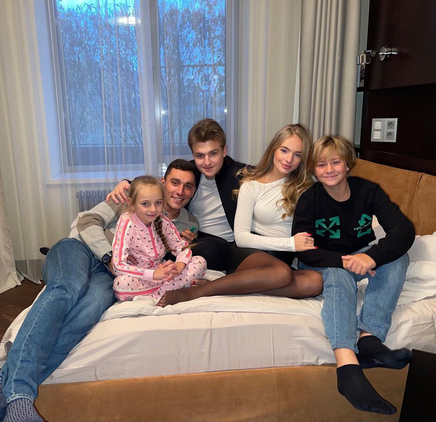 Дочь Дмитрия Пескова показала всех его детей на одном фото