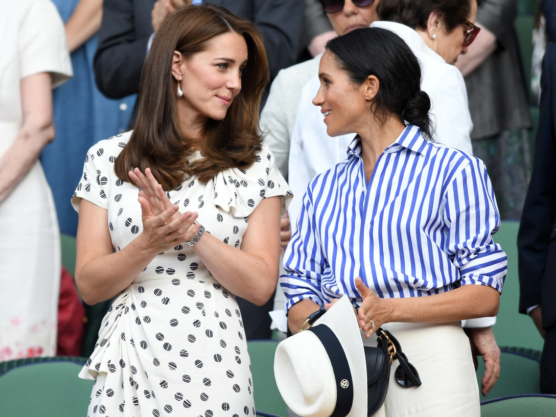 Герцогиня Кембриджская и герцогиня Сассекская на 12-м дне Уимблдонского теннисного чемпионата во Всеанглийском клубе, 14 июля 2018 | marieclaire.ru