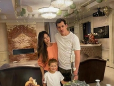 Евгений Малкин отметил день рождения сына, а Анна Грачевская испугала костлявыми ногами. Соцсети звезд