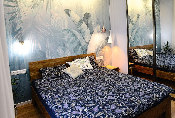 Разноуровневое освещение в спальне создает атмосферу отдыха и уюта