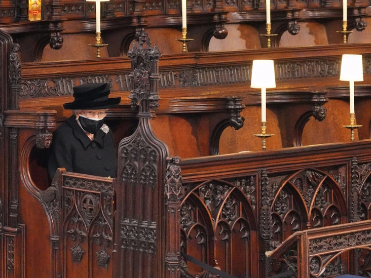 Елизавета II на похоронах принца Филиппа в часовне Святого Георгия, Виндзор, 17 апреля 2021