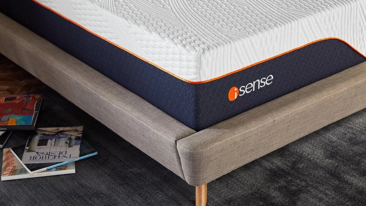 Беспружинный матрас Isense Relieve с поддержкой Memory Foam — умная спальная система бренда Sleep.8. С помощью мобильного приложения Isense можно настроить персональный уровень жесткости для каждого партнера — отдельно для левой и правой половин матраса. Индивидуальный режим предусмотрен для тех, кто любит спать на спине, боку или животе. Высокоэластичная пена с эффектом памяти поддерживает тело в анатомически правильном положении, функция терморегуляции обеспечивает оптимальный микроклимат сна. Askona, www.askona.ru