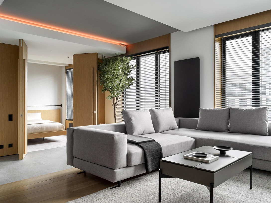 Кухня-гостиная и спальня соединены распашными дверьми. при необходимости частная и общественная зоны квартиры могут объединиться.
Распашные двери, Arthunter. | Источник: Сергей Красюк. Стиль: Наталья Онуфрейчук