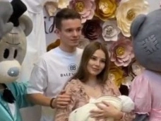 Арсений Шульгин забрал жену с новорожденной дочерью из роддома