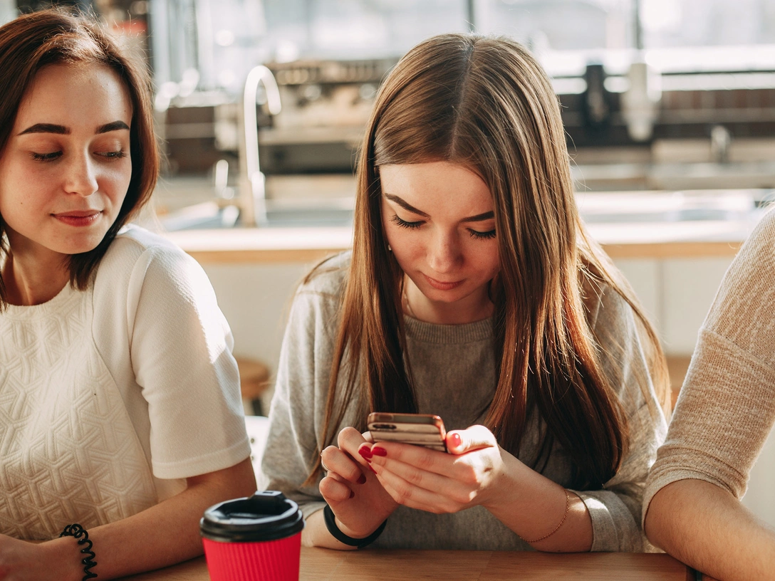 Сглазят за секунду: 8 типов подруг, которым нельзя рассказывать о своих успехах | marieclaire.ru