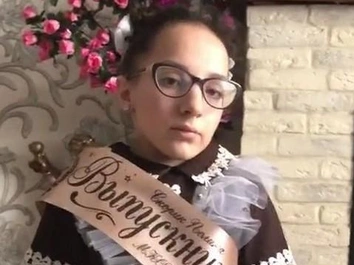 Полина Скорик, чей рост составляет всего 80 см, окончила школу в Курской области
