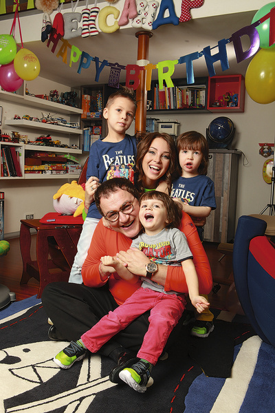 Дибровы воспитывают троих сыновей: 9-летнего Александра, 6-летнего Федора и 4-летнего Илью