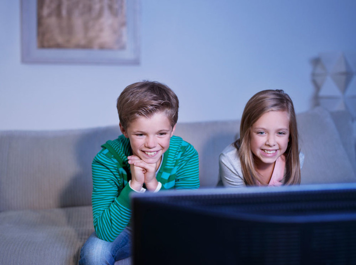 Фото №1 - Никакого телевизора: почему детям все-таки вредно смотреть ТВ