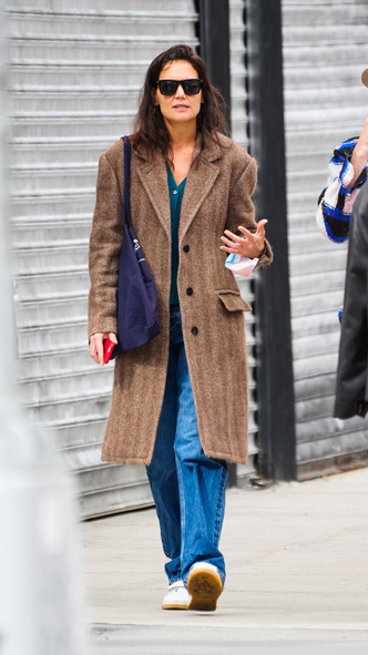 Настоящая француженка: Кэти Холмс показывает стильный образ с самыми простыми джинсами и пальто