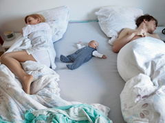 С кем спать ребенку? Плюсы и минусы совместного сна родителей и малышей
