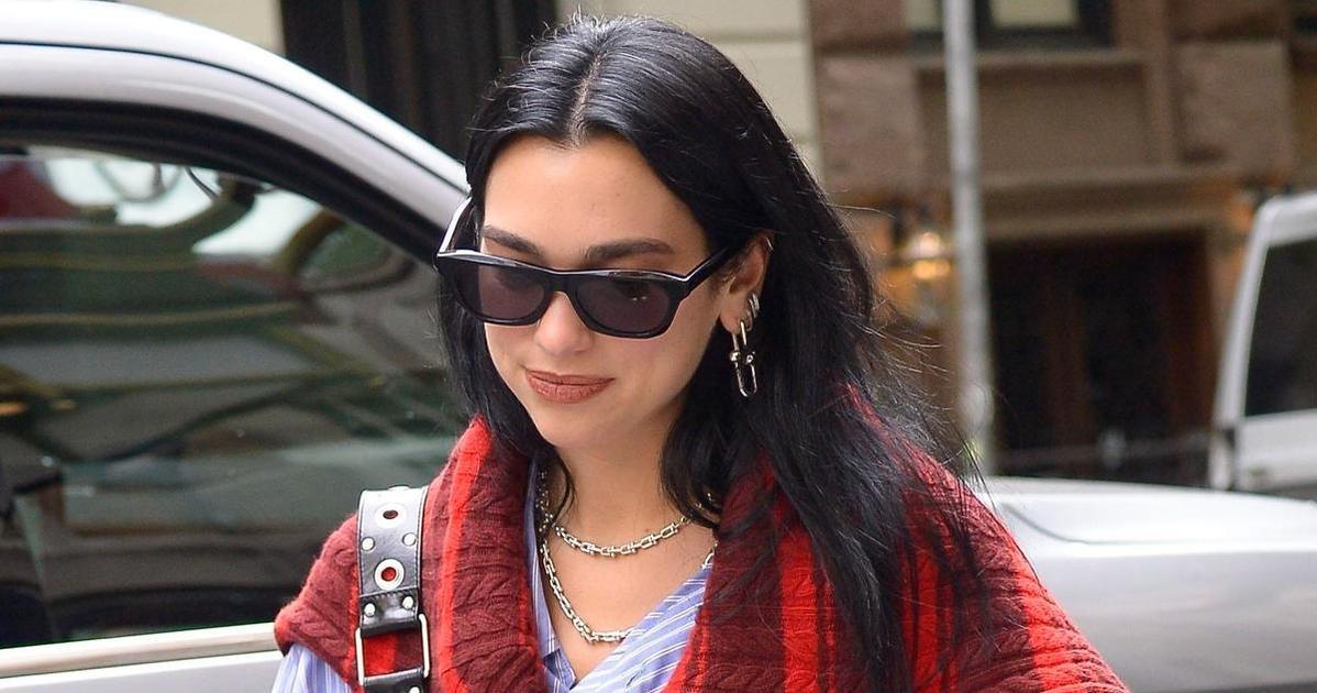 Дуа Липа показала, как носить базовую рубашку этим летом — подчеркните ...