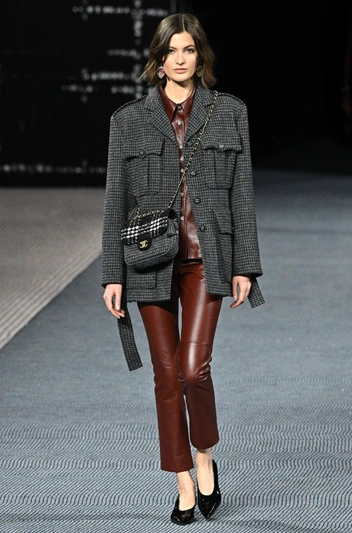 Модель на показе коллекции Chanel Autumn/Winter 2022/2023