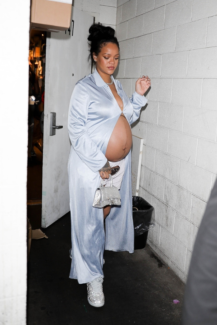 Беременная Рианна в «голой» пижаме гуляет по ночному Беверли-Хиллз