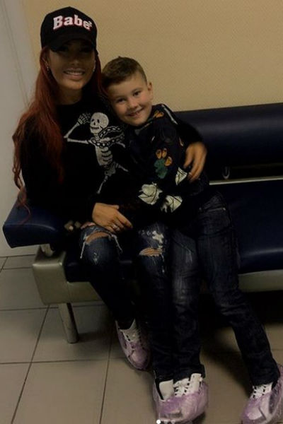 Николь в больнице с сыном