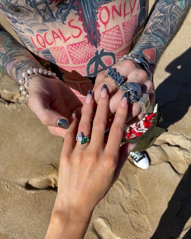 Фото №1 - Свадебный маникюр для молодоженов: Меган Фокс и Machine Gun Kelly красят ногти в серебристый металлик