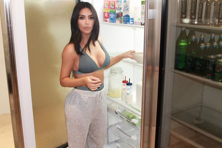 У Ким Кардашьян пустой холодильник, но есть отдельная холодильная комната, забитая едой до потолка