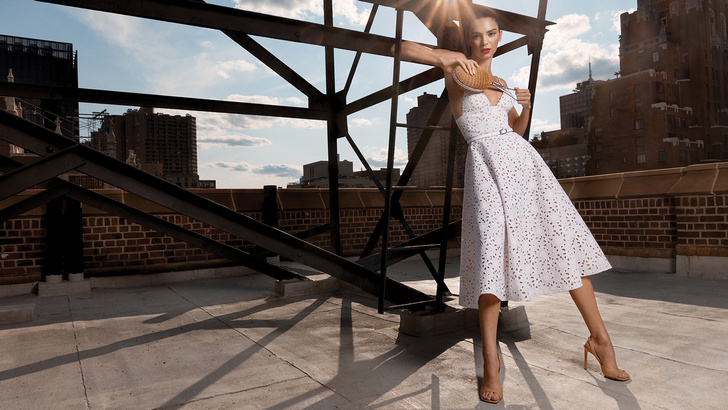 Фото №2 - Кендалл Дженнер покоряет небоскреб на каблуках в новой кампании Michael Kors Collection