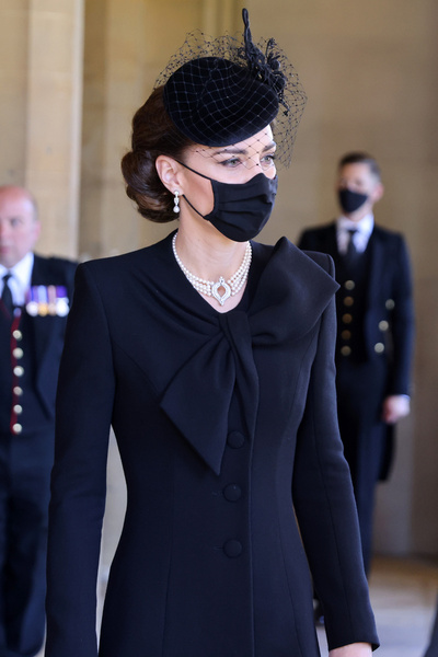 В платье-пальто и жемчугах из личной коллекции королевы: образ Кейт Миддлтон на похоронах принца Филиппа