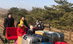 Российские дипломаты пешком покинули КНДР, вручную толкая тележку с вещами и детьми