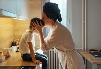 «Не знаю, как уйти от мужа, не навредив себе и сыну»