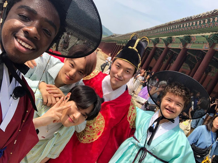 EXO встретились с Калебом и Гейтеном из «Очень странных дел» в Корее